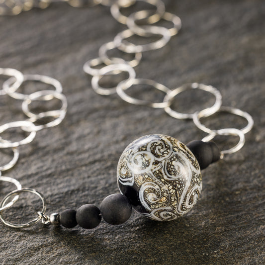 Satin Silver – Contrasto, Luce e Profondità