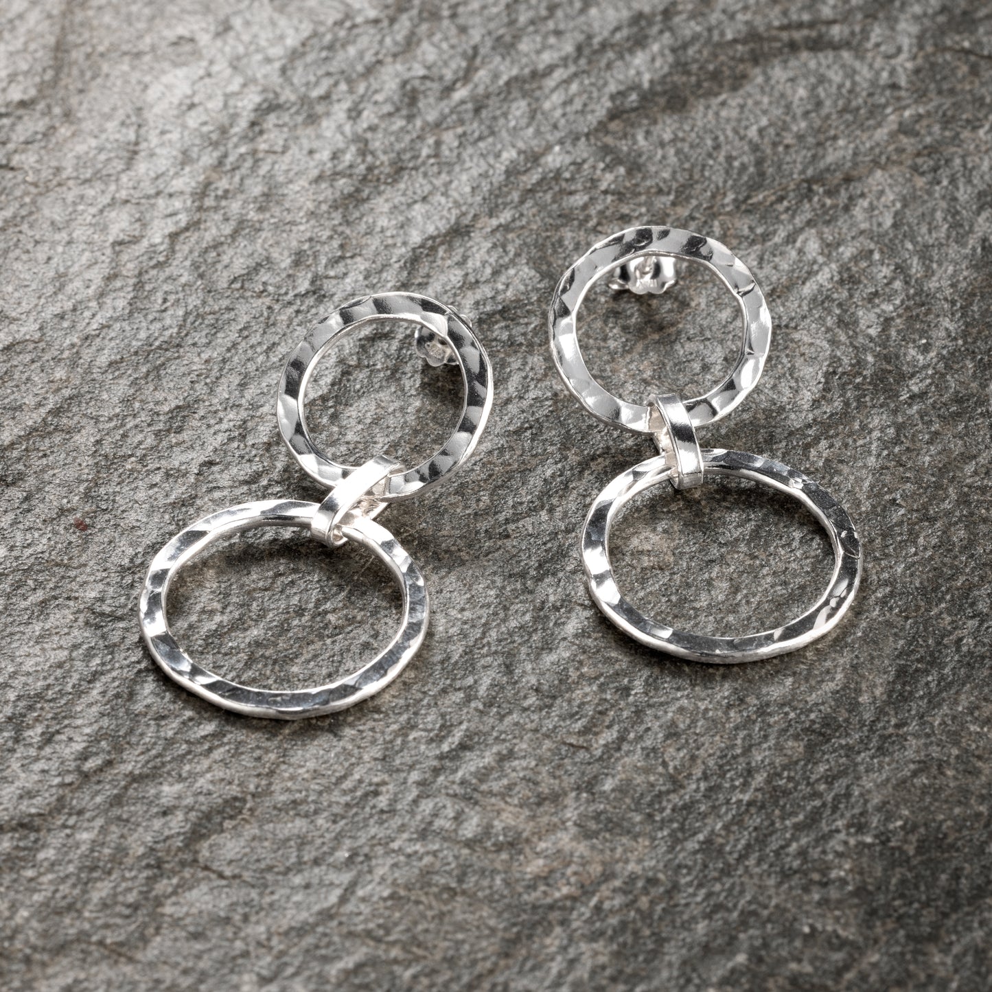 Orecchini Mart Double – La luce del gesto artigiano