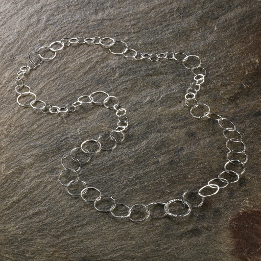 Collana lunga Mart – La luce del gesto artigiano