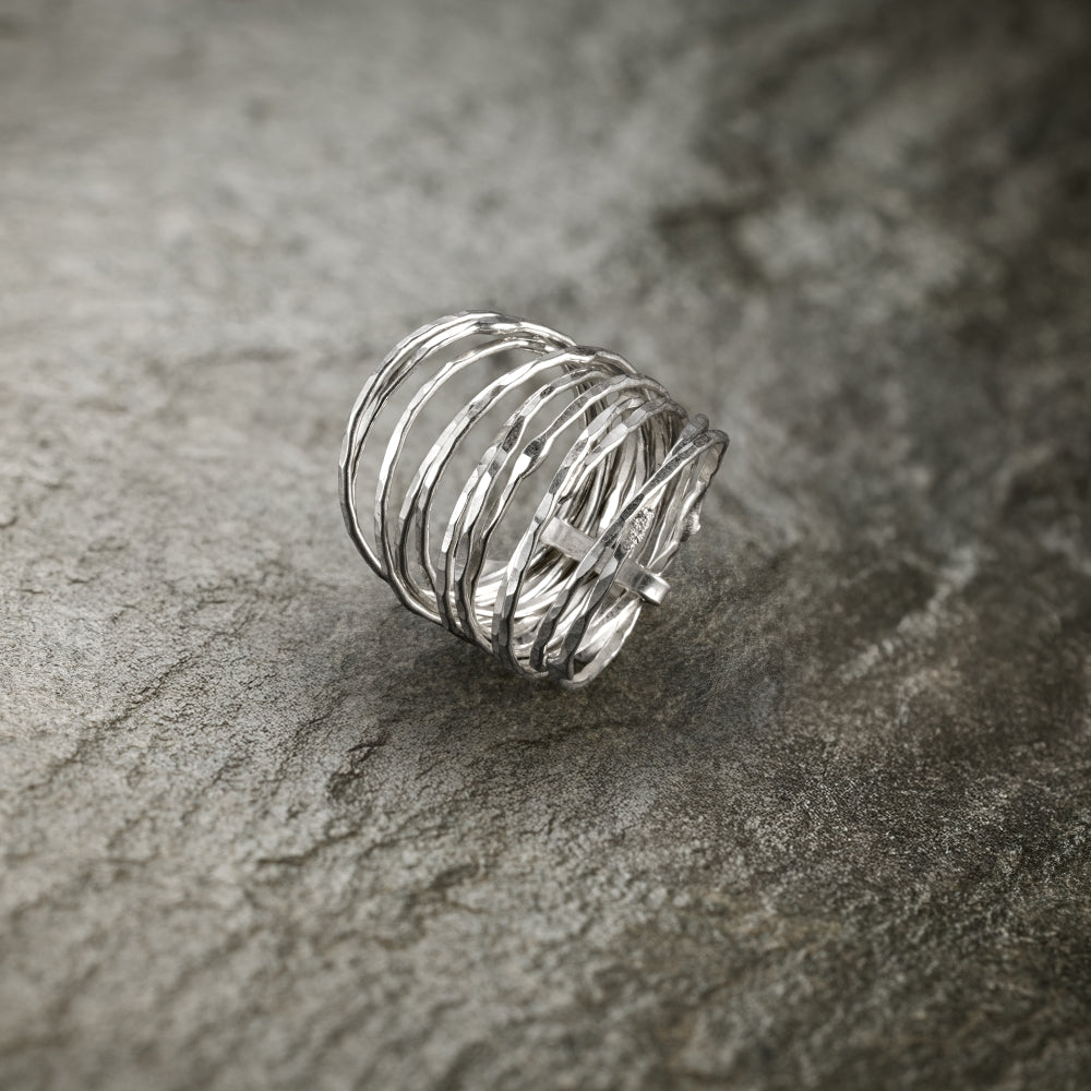 Anello Mart – La luce del gesto artigiano