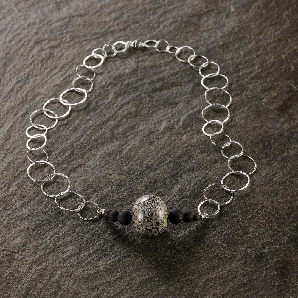 Satin Silver – Contrasto, Luce e Profondità