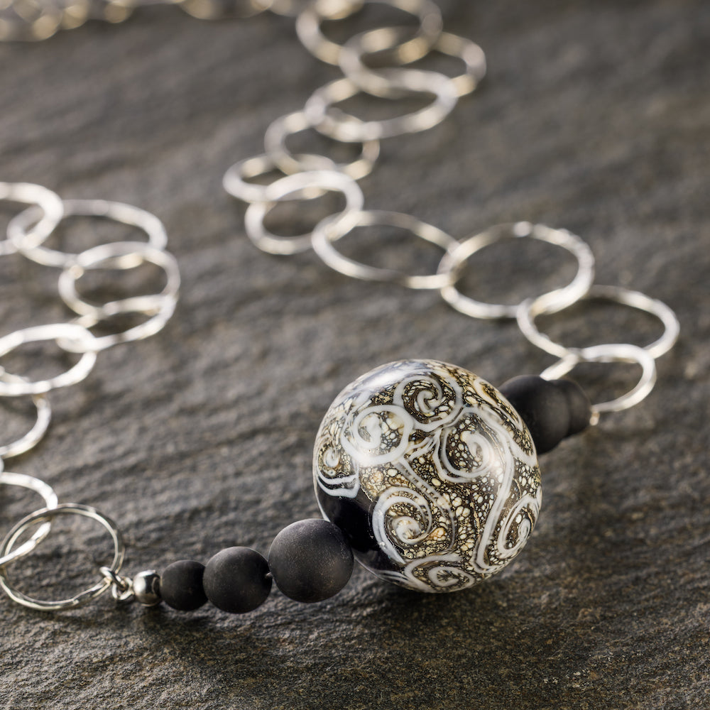 Satin Silver – Contrasto, Luce e Profondità