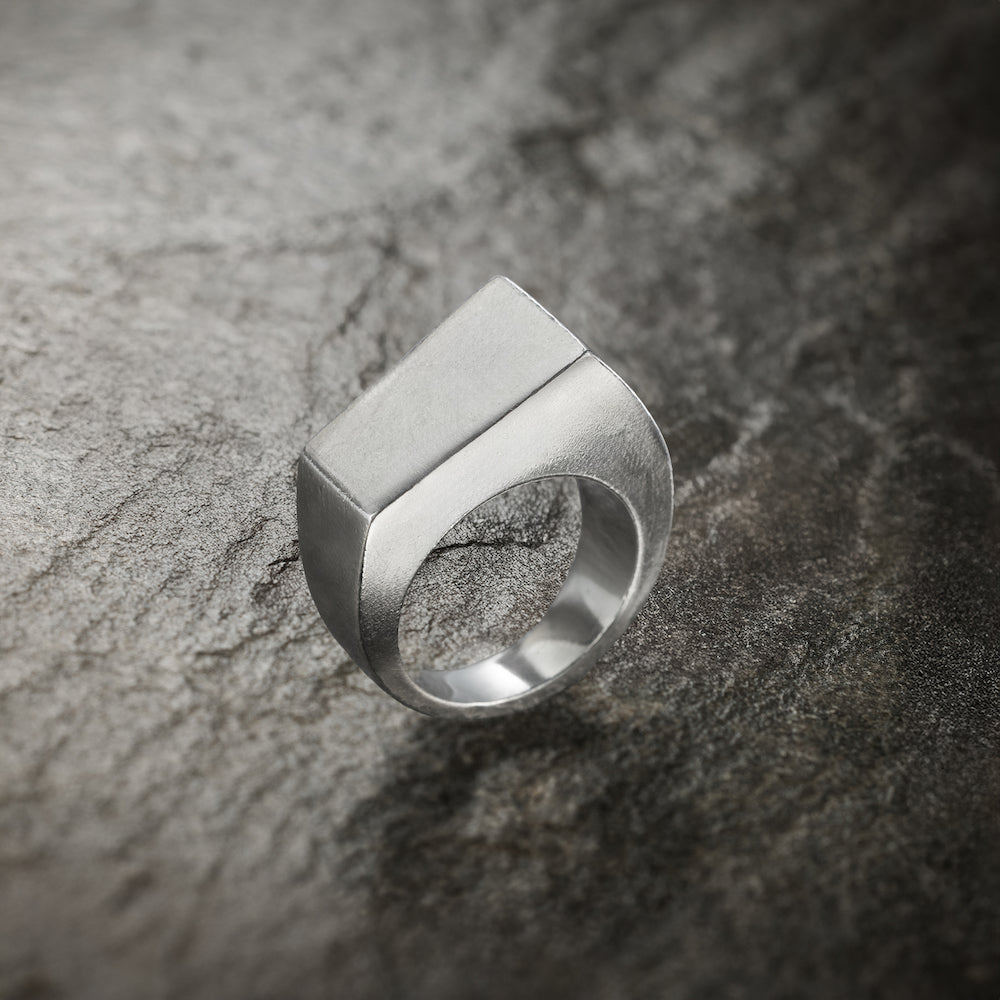 Kira – Geometria Silenziosa scolpita nella Luce