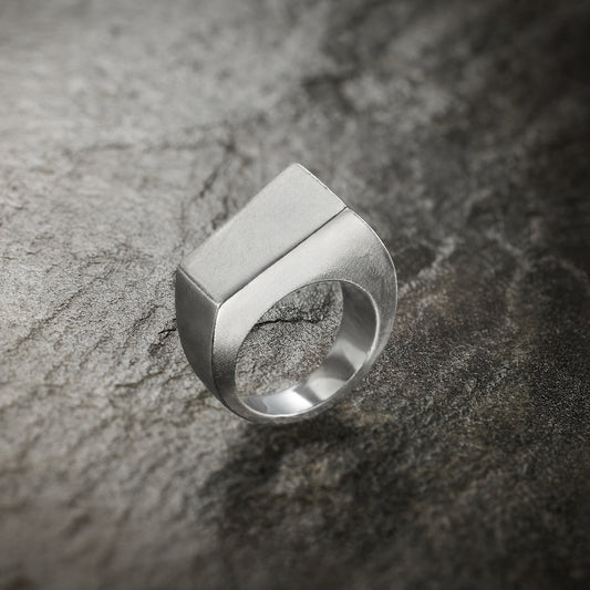 Kira – Geometria Silenziosa scolpita nella Luce
