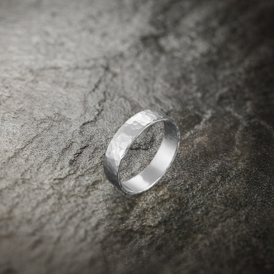 Fascia Martellata – La semplicità che racconta la materia