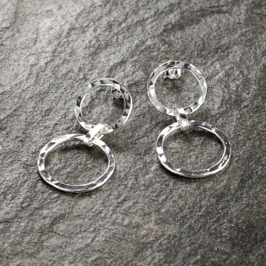 Orecchini Mart Double – La luce del gesto artigiano